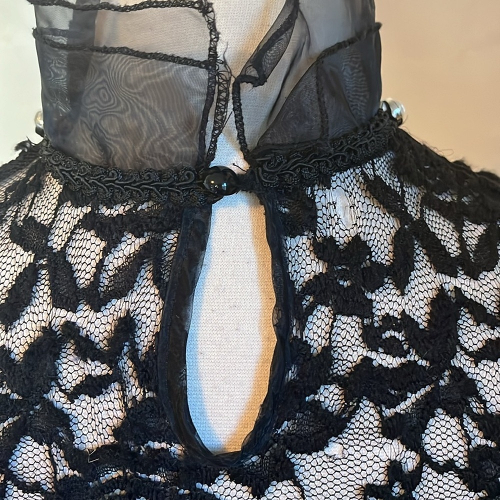 Kiuyafashion Black Lace Top w/Sheer Stand up collar & Rhinestone Details Size M - Picture 16 of 17